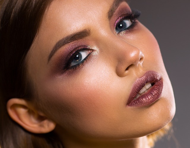 dívka s makeupem